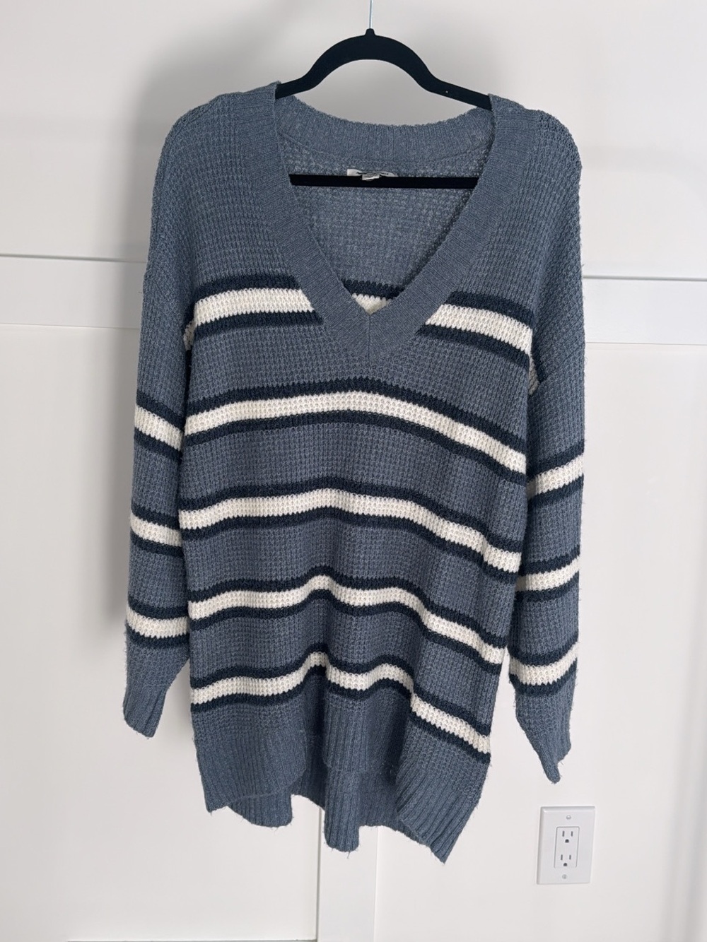 American Eagle Outfitters Blue V-Neck Striped Slouchy Oversized Sweater